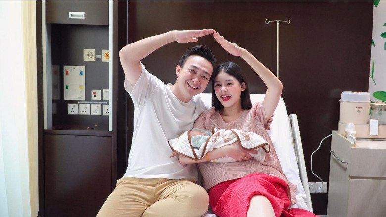 Ngân Anh và chồng mặc lại đồ cưới chụp ảnh, nhưng thành viên nhí mới là người mẫu được chú ý nhất - 9