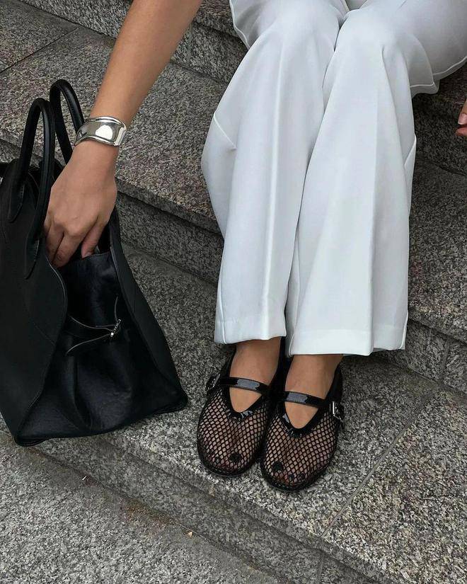 4 kiểu giày dép hot nhất hiện nay, có đôi như lưới đánh cá, từ sao Việt đến quốc tế đều mê - 1