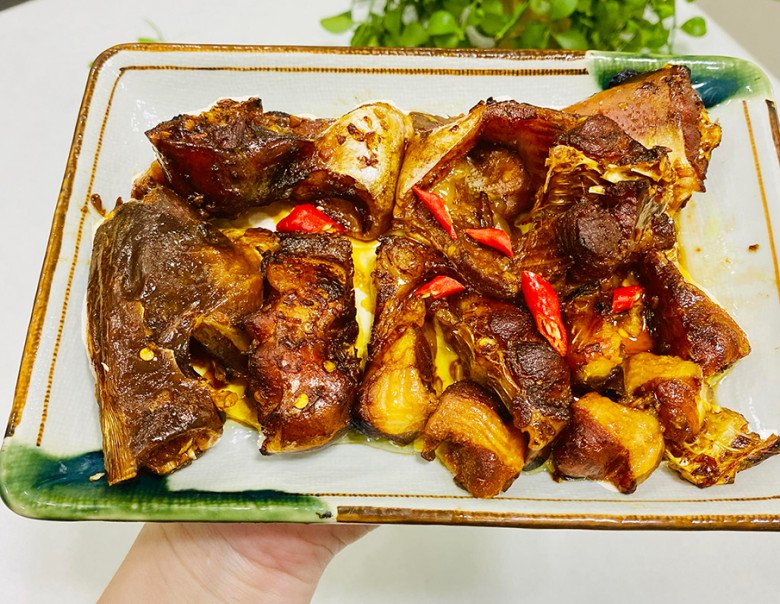 Cách nấu cá hú kho tộ mềm ngon, rục xương, đậm đà của mẹ đảm Sài Gòn - 4