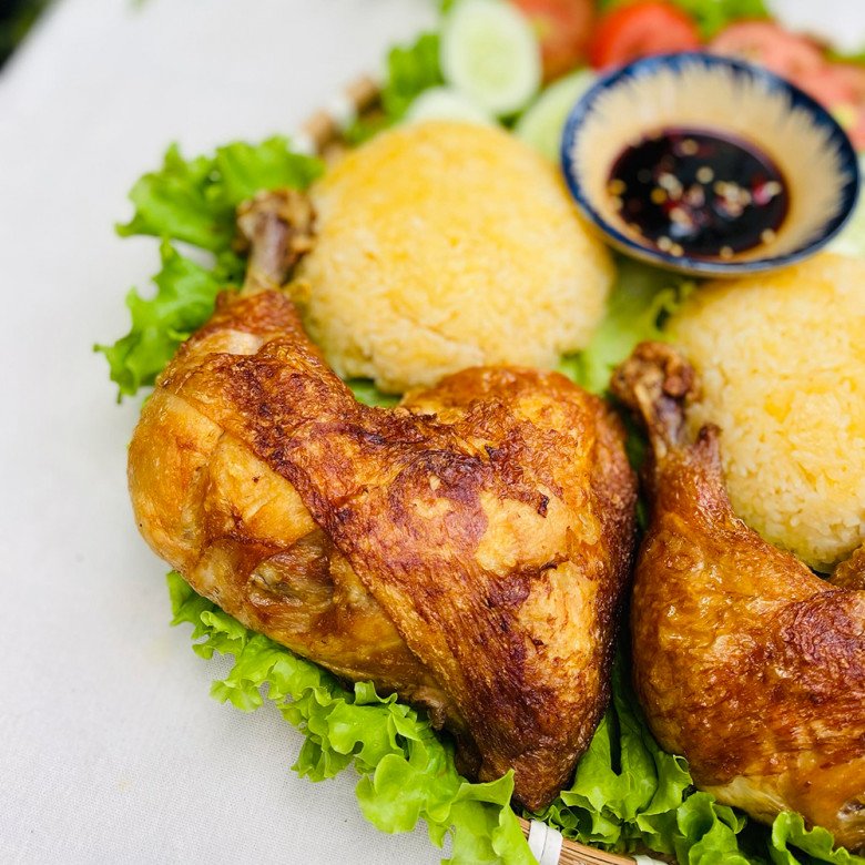 Cách làm cơm gà xối mỡ mềm trong, giòn ngoài, vàng ươm thơm phức của mẹ đảm Sài Gòn - 12