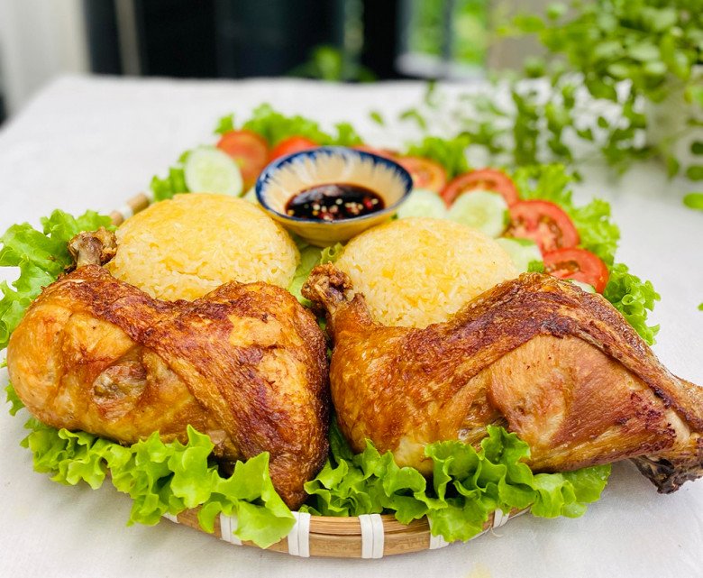 Cách làm cơm gà xối mỡ mềm trong, giòn ngoài, vàng ươm thơm phức của mẹ đảm Sài Gòn - 11