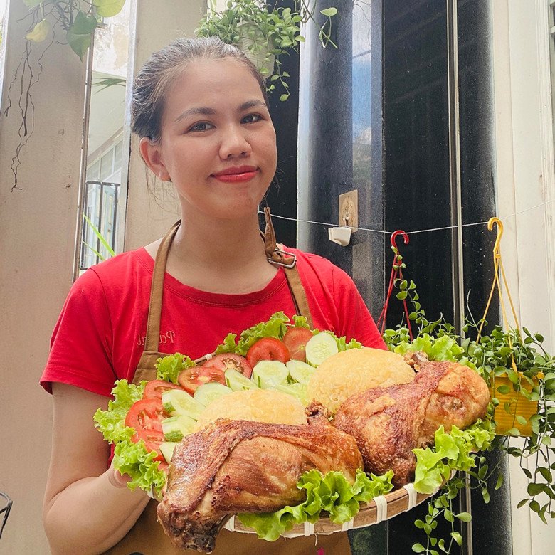 Cách làm cơm gà xối mỡ mềm trong, giòn ngoài, vàng ươm thơm phức của mẹ đảm Sài Gòn - 1