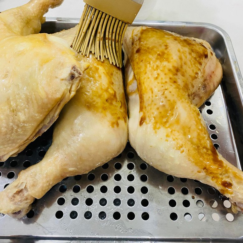 Cách làm cơm gà xối mỡ mềm trong, giòn ngoài, vàng ươm thơm phức của mẹ đảm Sài Gòn - 5