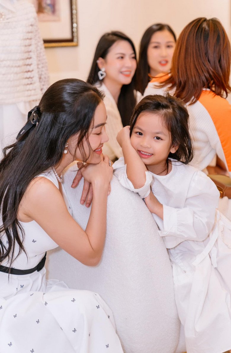 Không phải Ý Nhi, đây là Hoa hậu thế giới tương lai được Miss World ưu ái, có bố mẹ thế lực &#34;khủng&#34; - 13