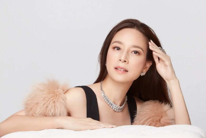Nữ chủ tịch đầu tiên của liên đoàn bóng đá là &#34;thiên kim tiểu thư&#34; gia thế khủng, U60 ăn mặc &#34;hack&#34; tuổi hơn gái trẻ - 2