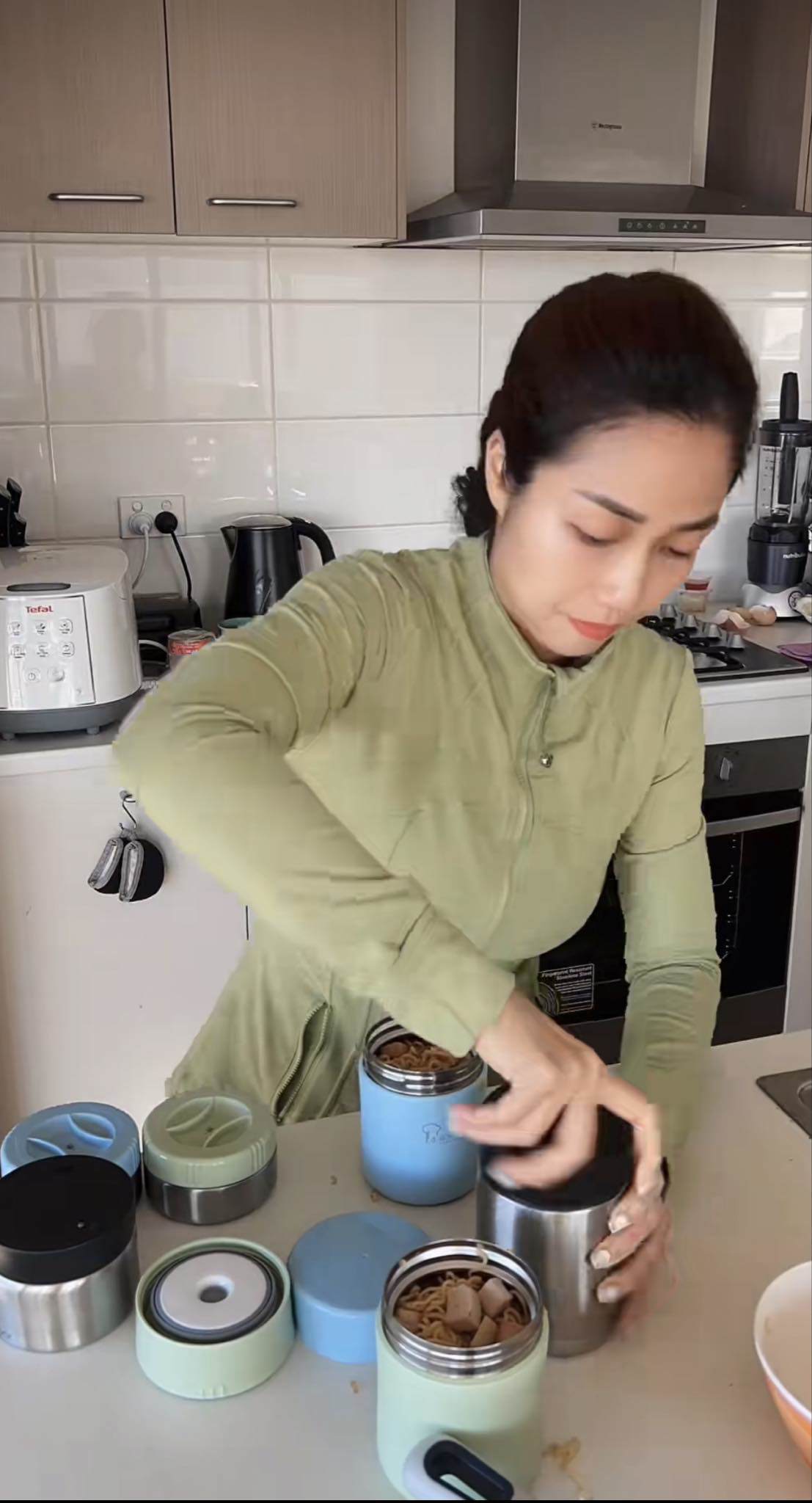 Ốc Thanh Vân về Việt Nam liền ăn diện mát mẻ, khác xa phong cách khi làm shipper ở Úc - 11