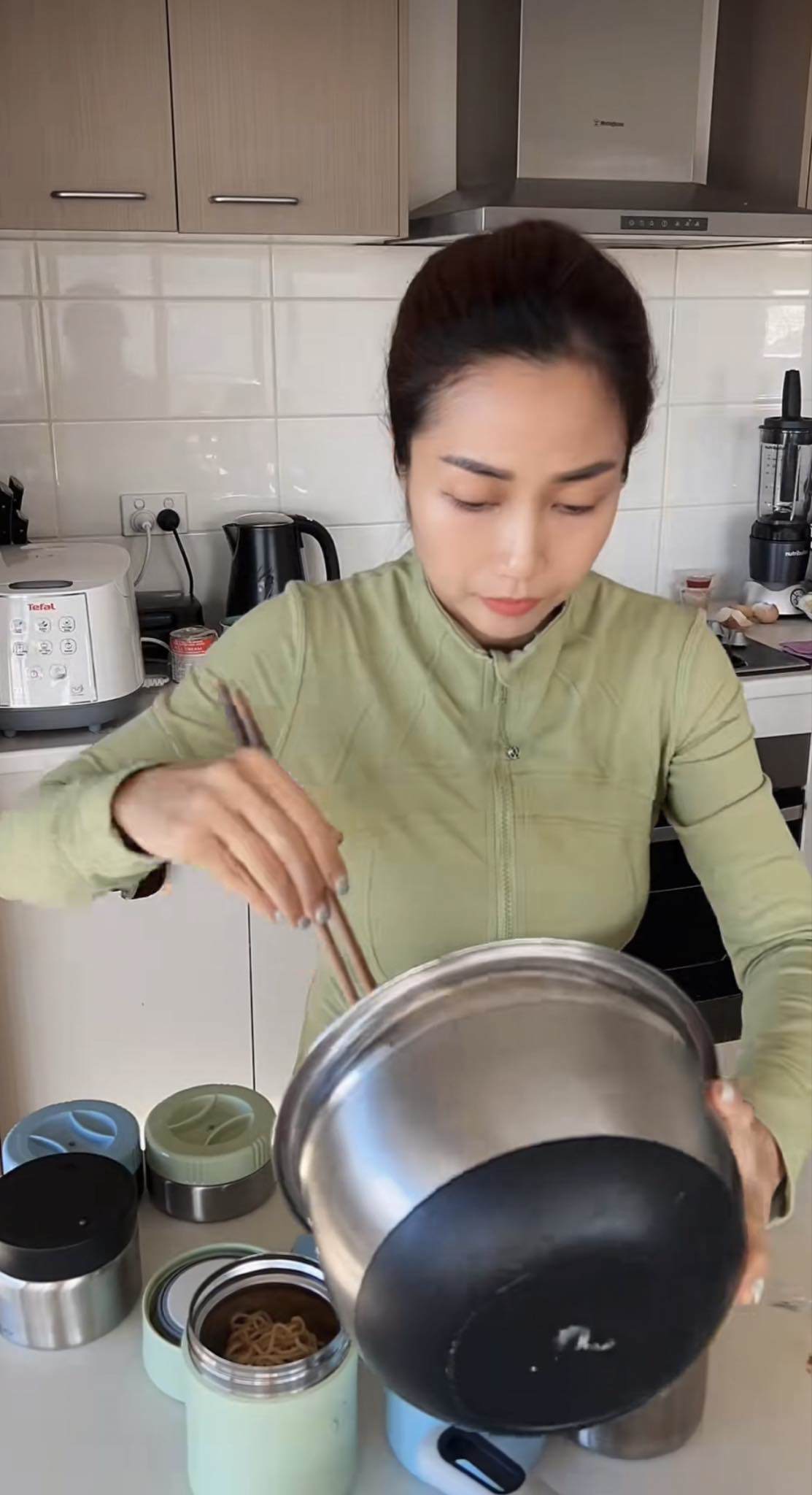 Ốc Thanh Vân về Việt Nam liền ăn diện mát mẻ, khác xa phong cách khi làm shipper ở Úc - 12