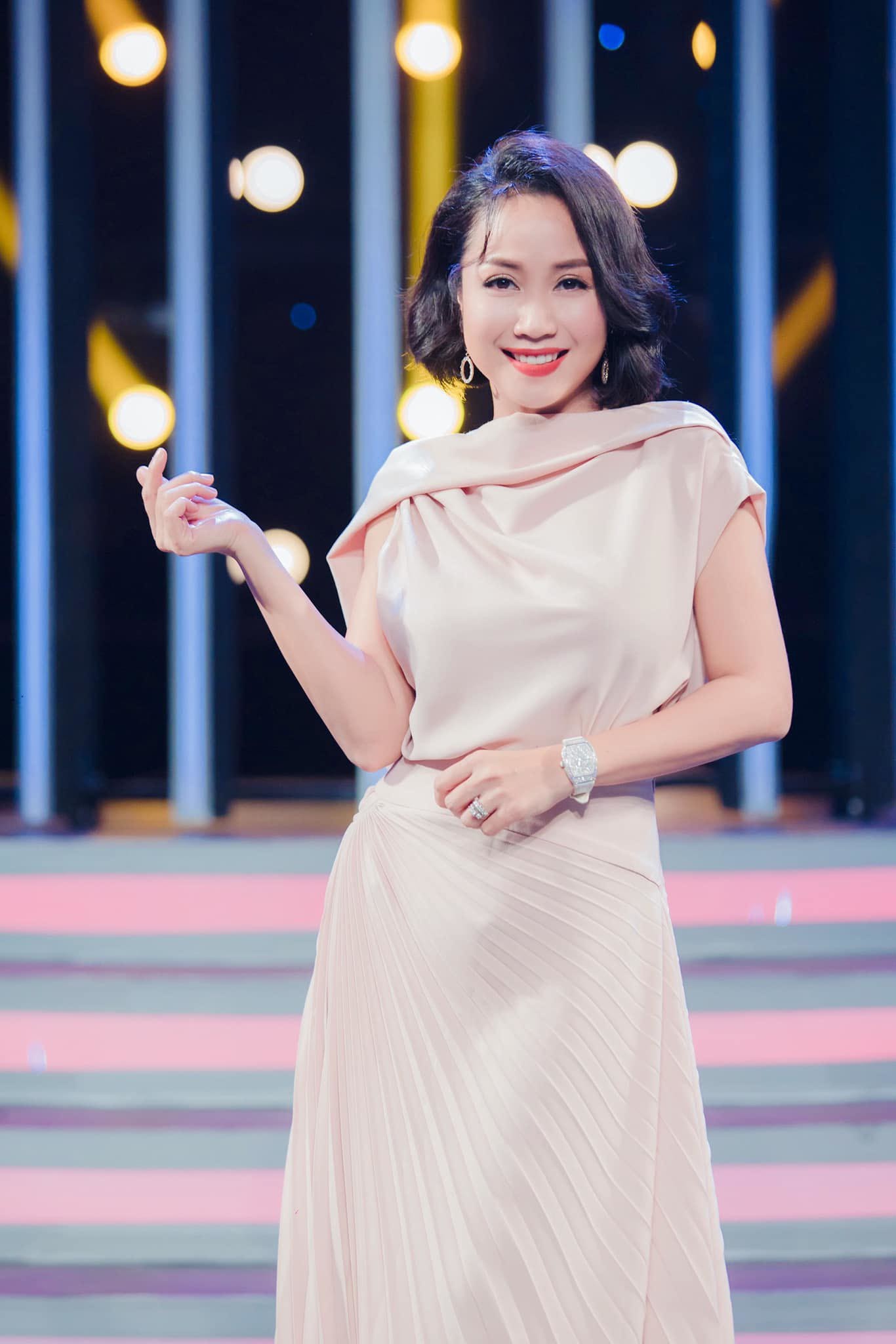 Ốc Thanh Vân về Việt Nam liền ăn diện mát mẻ, khác xa phong cách khi làm shipper ở Úc - 17