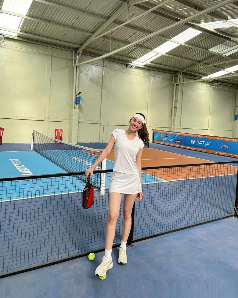 Đi tập Pickleball, hội chị em sao Việt xúng xính váy đầm điệu đà không kém đi chơi - 4