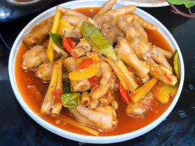 Chân gà không chỉ để luộc hay ngâm, đem xào cay lên là "hết nước chấm"