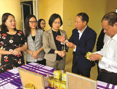Phụ nữ tham gia phát triển kinh tế tập thể