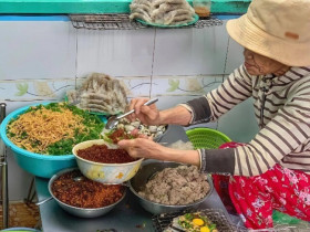 Ở Đà Nẵng có món bánh tráng đặc sản chỉ 10.000 đồng, khách muốn ăn nhanh phải tự cuốn tự nướng