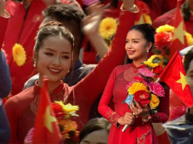 Mỹ nhân Việt đẹp phát sáng trong buổi diễu hành tiết lộ về vai trò Giám đốc Quốc gia tại Hoa hậu Hoàn vũ Việt Nam