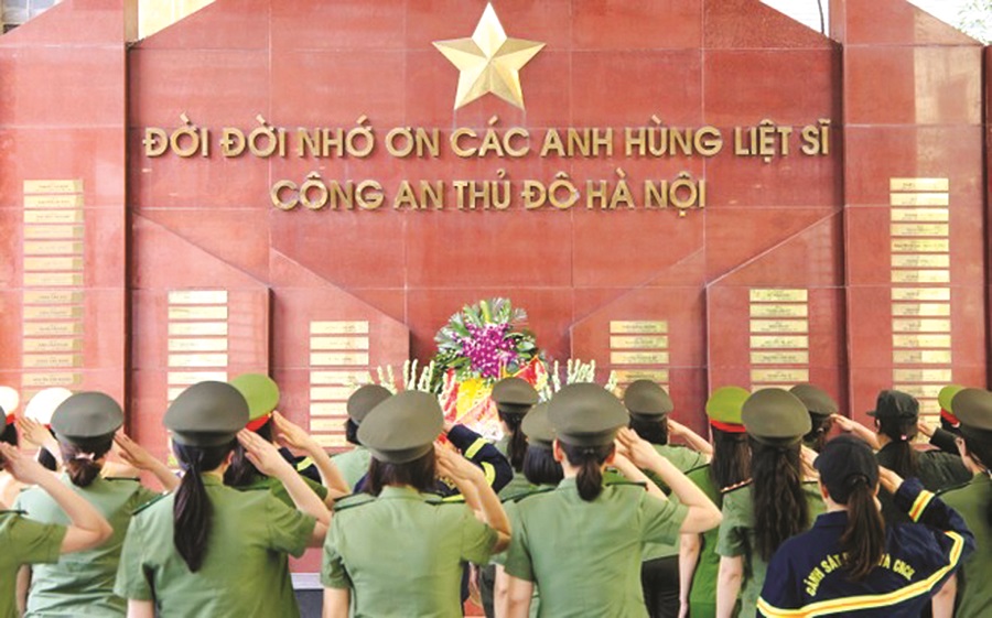 Tri ân những con người góp phần làm nên lịch sử - 2