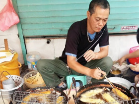 Thứ quà ăn vặt nổi tiếng ở Hà Nội, hút khách cả đông lẫn hè, có quán phải đóng cửa sớm khi hết bột