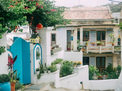 Khám phá nơi mệnh danh “Santorini thu nhỏ” ở Việt Nam, góc nào nhìn cũng điện ảnh, hút khách du lịch nhờ sự bình yên