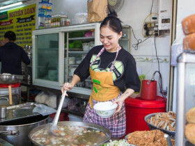 Món bún đặc sản Nha Trang có nguyên liệu quen thuộc, biến tấu đa dạng, quán đông khách nhờ bí quyết nặn chả bằng tay 