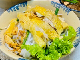 Hủ tiếu gà trộn khô vừa ngon lại thanh mát, ăn nhẹ bụng cho ngày nắng nóng