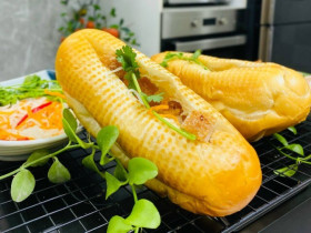 Bánh mì heo quay đơn giản mà ngon, thơm phức cho bữa sáng cuối tuần