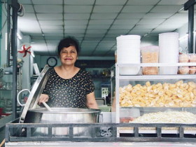 Ở Sài Gòn có món cháo đặc sản, từng là món “cứu cánh lúc đói” của sinh viên, nay bán vỉa hè đông khách nườm nượp