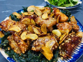 Làm sườn xào chua ngọt mãi cũng chán, đem cháy tỏi được món vừa ngon lại đánh bay nồi cơm