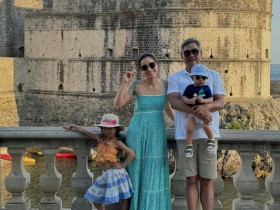 “Cô hầu gái” lấy chồng tỷ phú hơn 25 tuổi, mẹ kế kém con riêng 1 tuổi, sau cưới tuyên bố một câu