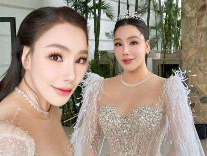 Cô dâu U50 Hồ Quỳnh Hương diện hai chiếc váy cưới lộng lẫy, e ấp xuất hiện bên chú rể