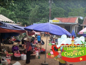 Về Quảng Bình ghé khu chợ hút nghìn lượt khách nhờ vị trí cực đặc biệt