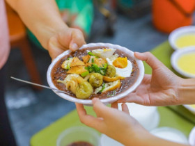5 đặc sản Hà Nội chỉ chờ hè đến là lên ngôi, có món kết hợp chẳng liên quan nhưng vị cực cuốn, cầm 50.000 đồng ăn thả ga