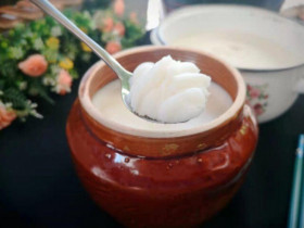 Rán mỡ lợn, người sành ăn đổ thêm bát nước này vào làm mỡ trắng tinh thơm phức, tóp giòn tan, tôi thấy hiệu quả liền làm theo