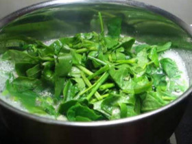 Loại rau giàu canxi hơn sữa, lượng selen gấp 30 lần hành tây, ở chợ bán đầy, đem nấu canh kiểu này không bị nhớt