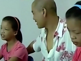 Hai con gái sinh đôi bị khàn giọng, người chồng cay đắng phát hiện chuyện vợ đã làm 10 năm trước