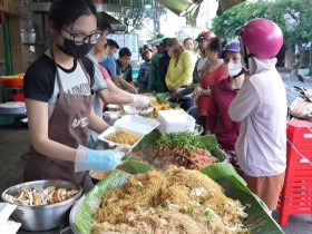 5 món được “cưng” nhất trong mùa nắng nóng ở Sài Gòn, ngồi vỉa hè ăn vẫn ngon, có tiệm khách vây kín chờ mua