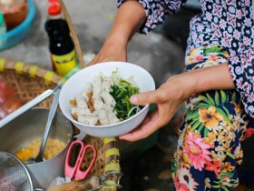 “Tín đồ” món trộn nhất định phải tới 5 quán ngon tại Hà Nội, bún miến bánh đa đủ cả, khách xếp hàng kín vỉa hè chờ ăn