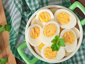 Luộc trứng nhiều năm giờ mới biết, phải cho thêm thứ này vào trứng mới dễ bóc vỏ, biết lý do tôi làm theo ngay