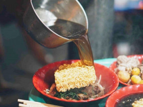 Đi tìm địa chỉ bán gà tần thuốc bắc ngon nhất Hà Nội, 30 năm giữ công thức chuẩn vị, quán nhỏ mà khách đông nườm nượp