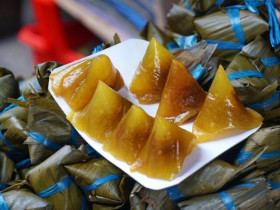 Tết Đoan Ngọ nhớ tìm mua loại bánh cổ truyền ở Hà Nội, thơm ngon ngọt “diệt sâu bọ”, giá chỉ 5.000 đồng/chiếc