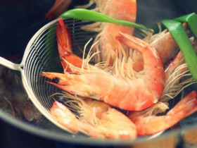 Luộc tôm mãi giờ mới biết, muốn tôm lên màu đỏ đẹp lại không tanh thì phải thêm những thứ rẻ tiền này!
