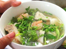 Cây này ở Việt Nam không chăm cũng lớn, được Mỹ đánh giá là rau tốt nhất thế giới, đem xào tỏi hay nhúng lẩu ngon mê