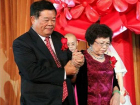 Nghe lời bố mẹ lấy cô gái mù chữ, vị tỷ phú suýt ly hôn cưới tình trẻ, giờ giao 100% tài sản cho vợ