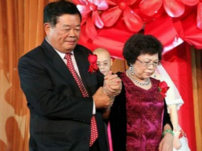 Nghe lời bố mẹ lấy cô gái mù chữ, vị tỷ phú suýt ly hôn cưới tình trẻ, giờ giao 100% tài sản cho vợ