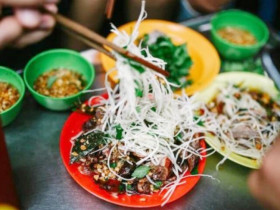 Đi tìm điểm bán món nộm đông nhất Hà Nội dịp hè, có quán nộm “tá lả” hơn 10 năm đắt khách vì ngon bổ rẻ