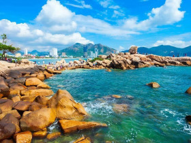 Bãi đá ở Nha Trang gắn liền với truyền thuyết bí ẩn, cảnh sắc chẳng thua Địa Trung Hải, choáng ngợp với hòn đá hình thù độc đáo