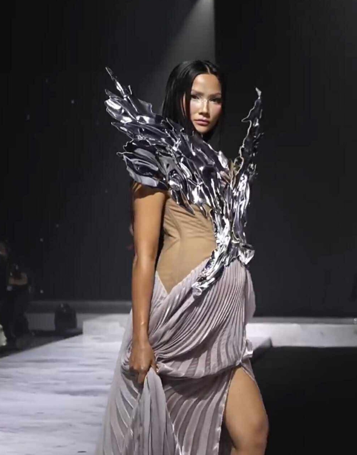 H'Hen Niê catwalk trên giày cao gần 10 phân với bụng bầu 4 tháng, phải chăng quá mạo hiểm trong thai kỳ - 3