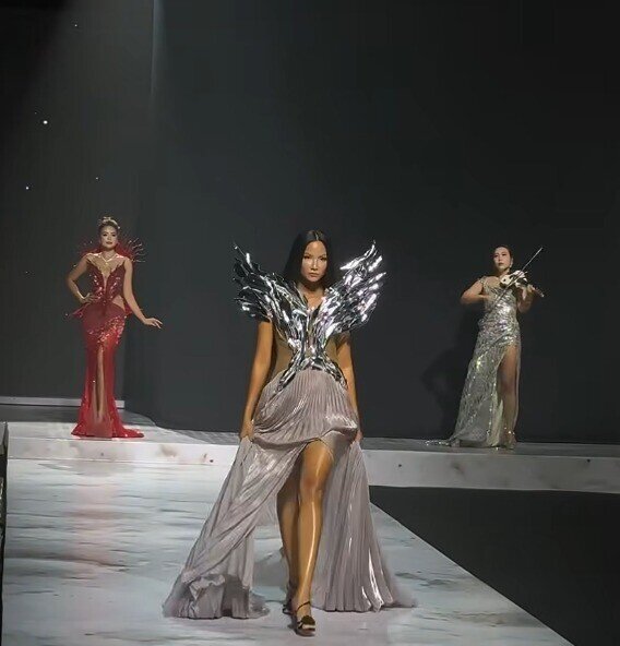 H'Hen Niê catwalk trên giày cao gần 10 phân với bụng bầu 4 tháng, phải chăng quá mạo hiểm trong thai kỳ - 4