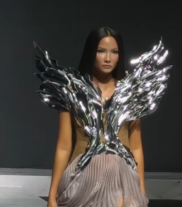 H'Hen Niê catwalk trên giày cao gần 10 phân với bụng bầu 4 tháng, phải chăng quá mạo hiểm trong thai kỳ - 5