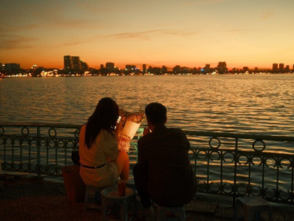 Đến hẹn lại lên, người dân Thủ đô Hà Nội đổ xô đi ngắm cảnh hoàng hôn "triệu đô" ở Hồ Tây