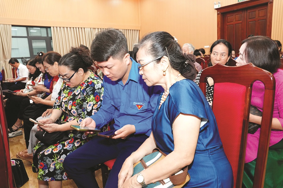 Người cao tuổi bắt nhịp chuyển đổi số - 2