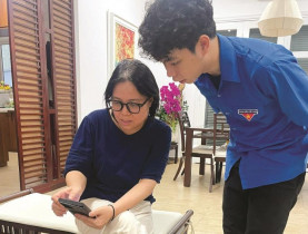 Người cao tuổi bắt nhịp chuyển đổi số