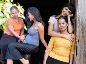 Chân dung người mẹ nghèo chân lấm tay bùn, có cô con gái Hoa hậu làm rạng danh nhan sắc Việt ở quốc tế